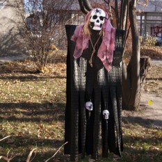 Декор на хэллоуин Смерть (130см) черный с розовым 11676